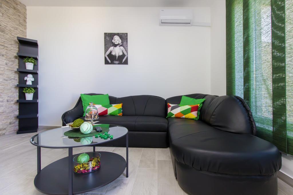 שיבניק Apartments Slavica מראה חיצוני תמונה